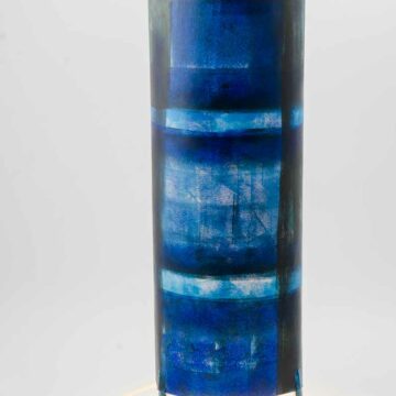 lampe de créateur bleue dessin signé, Lampe de créateur Hauteur 74 cm Diamètre 20 cm Peinture acrylique sur papier dessin. Ampoule non fournie Pied en plastique blanc.