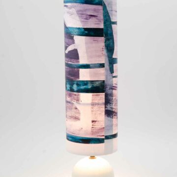 Lampe violette dessin abstrait et papier collé bleu